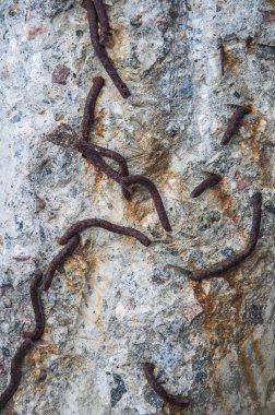 Beton paslı. Arka plan ve doku beton, metal paslı şeritler ile.