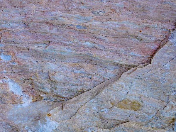 Die Textur Des Natursteins Der Hintergrund Ist Rosa Und Bläulich — Stockfoto