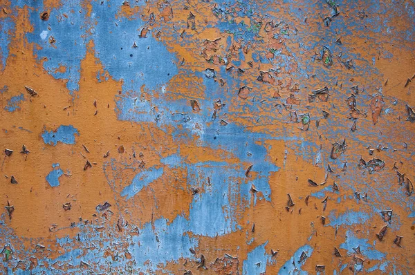 旧铁的纹理和背景 在蓝色和棕色金属板背景上剥落油漆 轻微划痕和损坏 — 图库照片