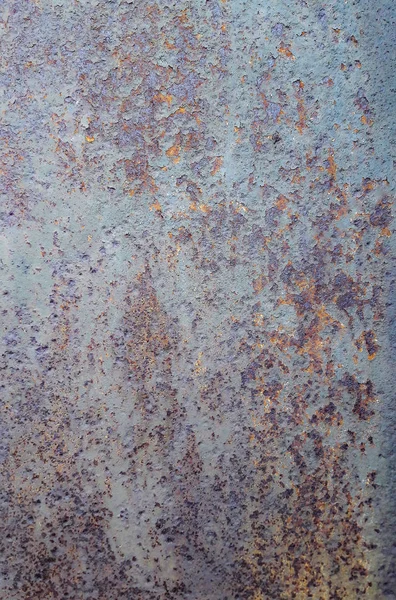 Тло текстури старого іржавого пошкодженого металу. Залишки різнокольорової фарби на залізному листі . — стокове фото