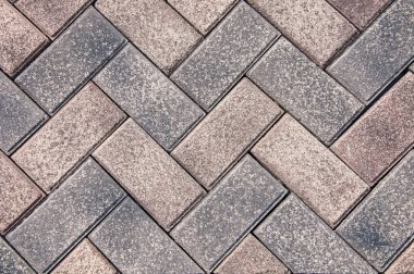 Yağmurdan sonra gri ve koyu gri kaldırım döşeme. Geometrik süsleme. Doku ve arka plan taş.