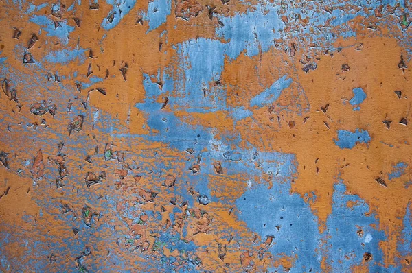 旧金属板的纹理和背景。在蓝色和棕色金属薄膜背景上剥落油漆。轻微划痕和损坏. — 图库照片