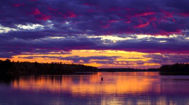 İsveç'te bir gölde güzel gün batımı
