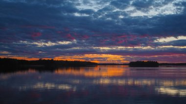 İsveçli göl günbatımı