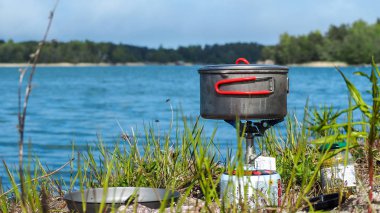 Gölde açık havada yemek yapma