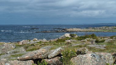 güzel İsveç peyzaj taş ve okyanus