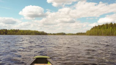 Yaz aylarında güzel Fin lakescape Kano