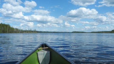 Yaz aylarında güzel Fin lakescape Kano