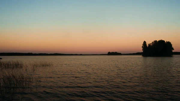 Prachtige Zonsondergang Bij Een Meer Met Een Boom Een Eiland — Stockfoto