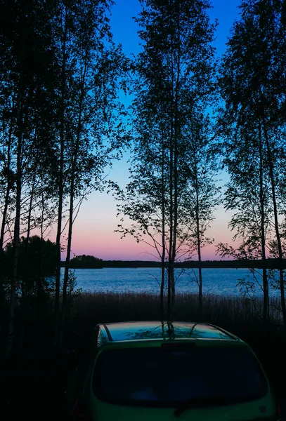 Prachtige Zonsondergang Bij Een Meer Met Bomen Een Auto — Stockfoto