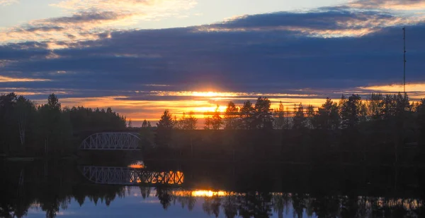 夏の夕暮れの湖 Paeijaenne で美しい景色 — ストック写真