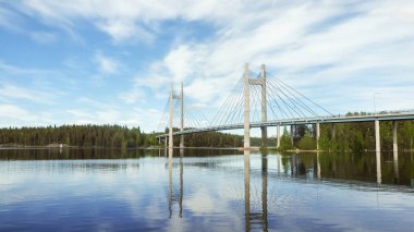 Güzel bir güneşli gün Kaerkinen köprüde Paeijaenne Gölü