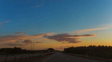 İsveç'te bir otoyol, güzel gün batımı
