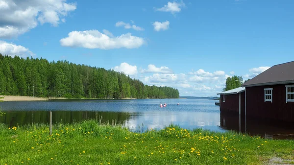 Maison Debout Côté Lac Par Une Belle Journée Ensoleillée — Photo