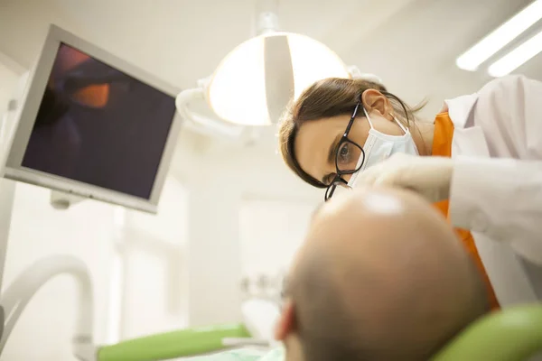 Médico Odontología Joven Hermoso Atendiendo Paciente — Foto de Stock