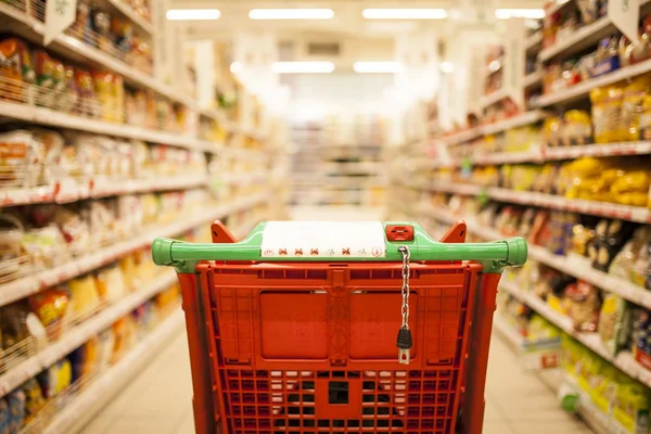 Czerwony Wózek Zakupy Supermarkecie Przy Przejściu — Zdjęcie stockowe