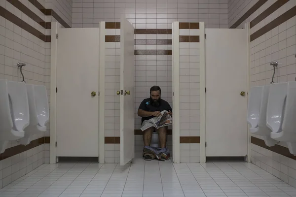 Homem Lendo Jornal Banheiro Público — Fotografia de Stock