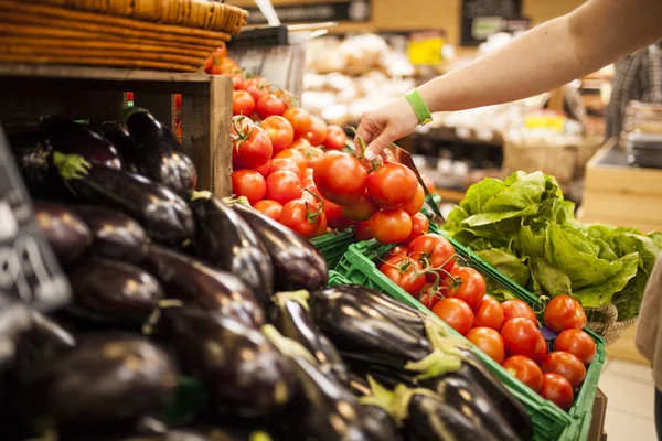 Жіноча Рука Збирає Помідори Овочевої Стійки Супермаркеті — стокове фото