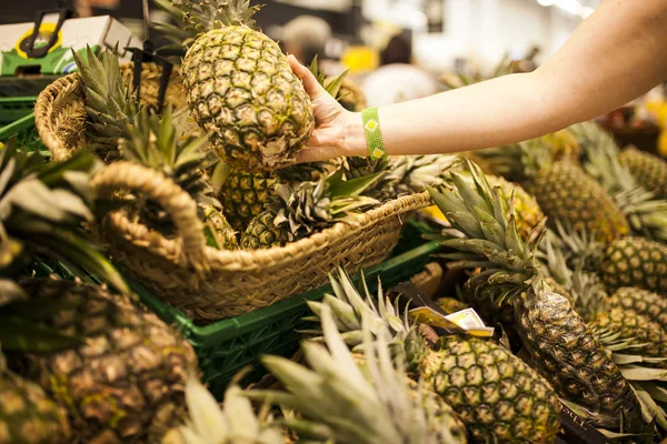 Mano Della Donna Raccogliendo Ananas Dal Cestino Del Supermercato — Foto Stock