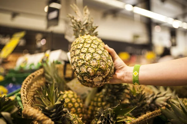 Mano Della Donna Raccogliendo Ananas Dal Cestino Del Supermercato — Foto Stock