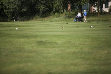 golf oyuncu golf sahası üzerinde sonraki delik için yola Olgun çift