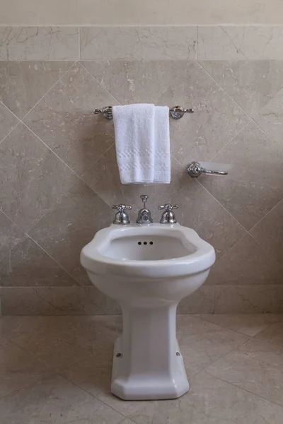 Bidet Blanco Viejo Baño Mármol Con Una Toalla Blanca — Foto de Stock