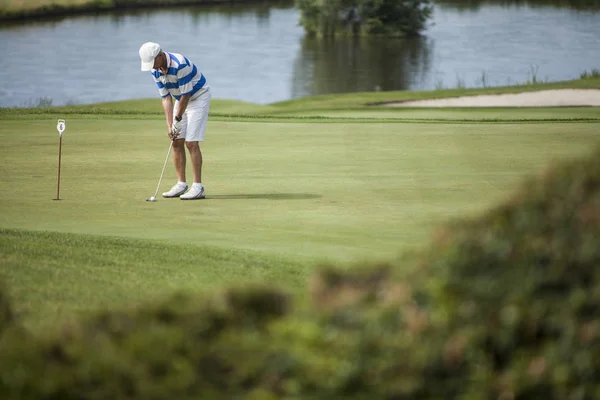 Dojrzały Człowiek Golf Gracz Kapelusz Klepiąc Zielone Pole Golfowe Jeziora — Zdjęcie stockowe