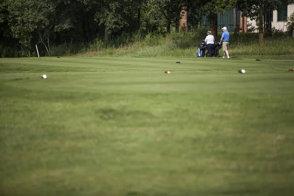 Reife Golfspieler Auf Dem Weg Zum Nächsten Loch Auf Einem — Stockfoto
