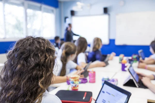 Chica Con Pelo Castaño Rizado Estudia Clase Con Tableta Lado — Foto de Stock