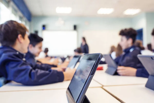 Crianças Estudam Sala Aula Com Seu Tablet Com Seus Colegas — Fotografia de Stock