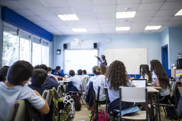 Estudiantes Estudian Clase Con Tableta Junto Sus Compañeros Clase Mientras — Foto de Stock