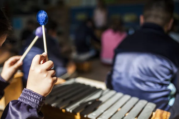 Handen Van Meisje Met Drumsticks Xylofoon Spelen Muziek Klasse — Stockfoto