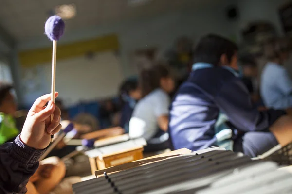 Руки Девушки Барабанными Палочками Играющей Ксилофоне Музыкальном Классе — стоковое фото