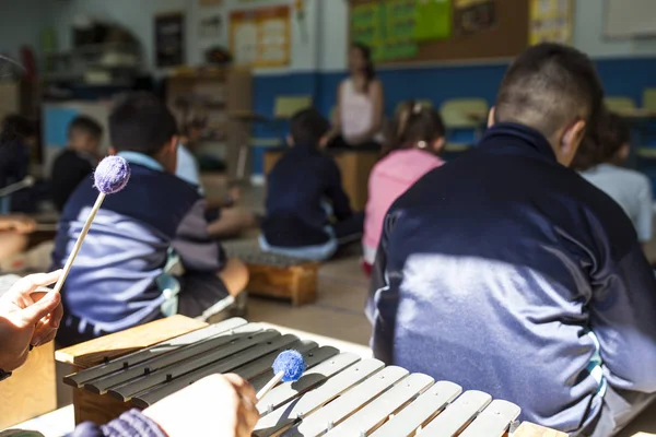 Manos Chica Con Muslos Tocando Xilófono Clase Música — Foto de Stock