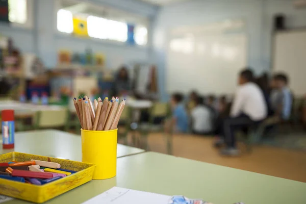 Plumas Pinturas Sobre Mesa Una Clase Escuela Primaria — Foto de Stock