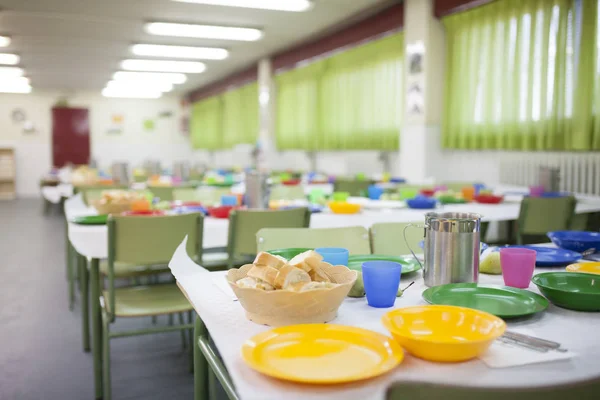 Schulspeisetische Für Kinder Mit Gläsern Tellern Krügen — Stockfoto