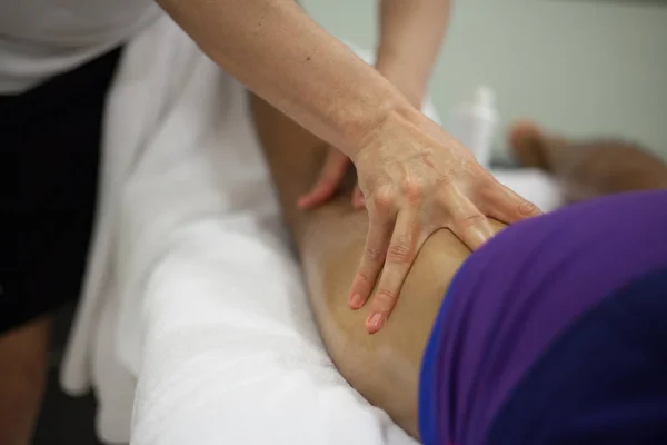 Physiothérapeute Appliquer Massage Arrière Jambe — Photo