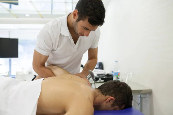 Physiothérapeute Appliquer Massage Sur Épaule Homme Couché Sur Une Civière — Photo