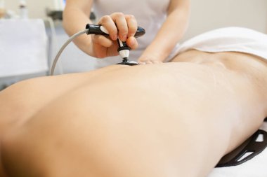 Arkadaki ultrason sistemi ile masaj uygulama fizyoterapist