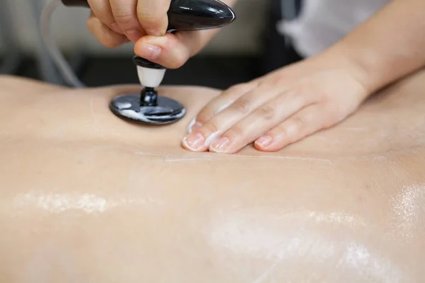Physiothérapeute Application Massage Sur Dos Avec Système Échographie — Photo