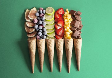 Çilek, yaban mersini, şeftali, incir, böğürtlen, çikolata tarafından eşlik kireç gibi meyve koniler