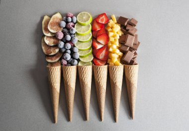 Çilek, yaban mersini, şeftali, incir, böğürtlen, çikolata tarafından eşlik kireç gibi meyve koniler