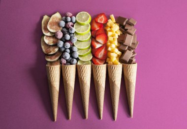 Çilek, yaban mersini, şeftali, incir, böğürtlen, çikolata tarafından eşlik kireç gibi meyve koniler