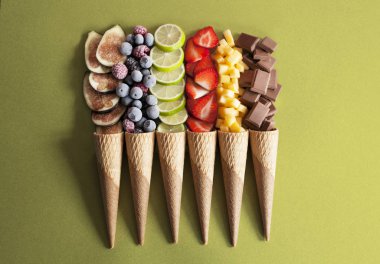 Çilek, yaban mersini, şeftali, incir, böğürtlen, çikolata tarafından eşlik kireç gibi meyve koniler