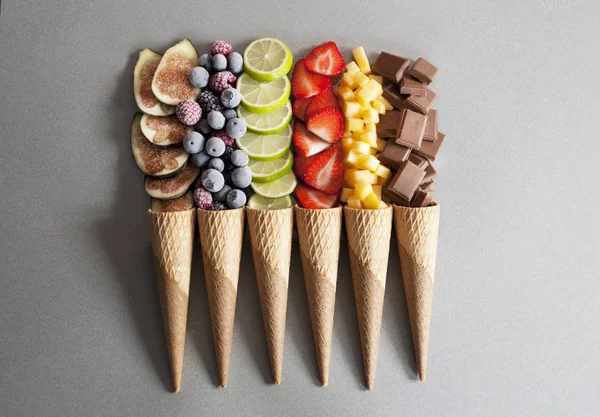 Çilek, yaban mersini, şeftali, incir, böğürtlen, çikolata tarafından eşlik kireç gibi meyve koniler