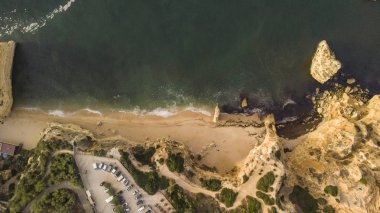 gündoğumu taşlara ile bir plaj havadan görünümü Portekiz güney kıyısında üzerinde
