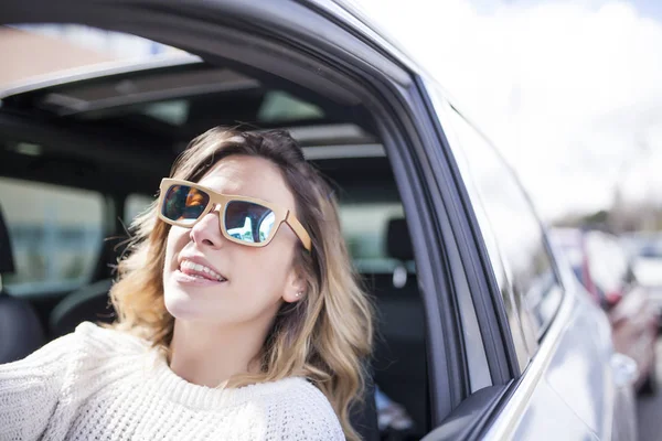 Mulheres Jovens Bonitas Cantando Dançando Ritmo Música Seu Carro — Fotografia de Stock