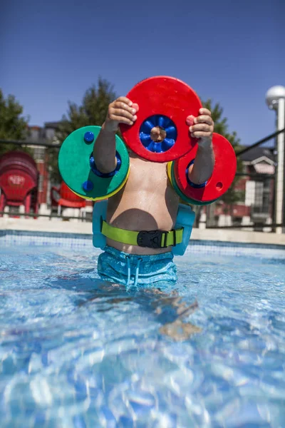 Kleiner Junge Mit Schwimmern Genießt Den Pool Einem Heißen Sommertag — Stockfoto