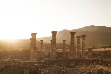 Cadiz, İspanya batımında güneyinde yakınında sahilde arkeolojik Ensemble Roma sütunları