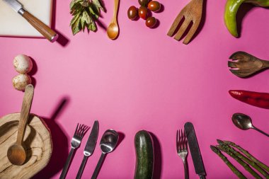 Mutfak eşyaları ile sebze natürmort havai görünümü pembe bir arka plan üzerinde